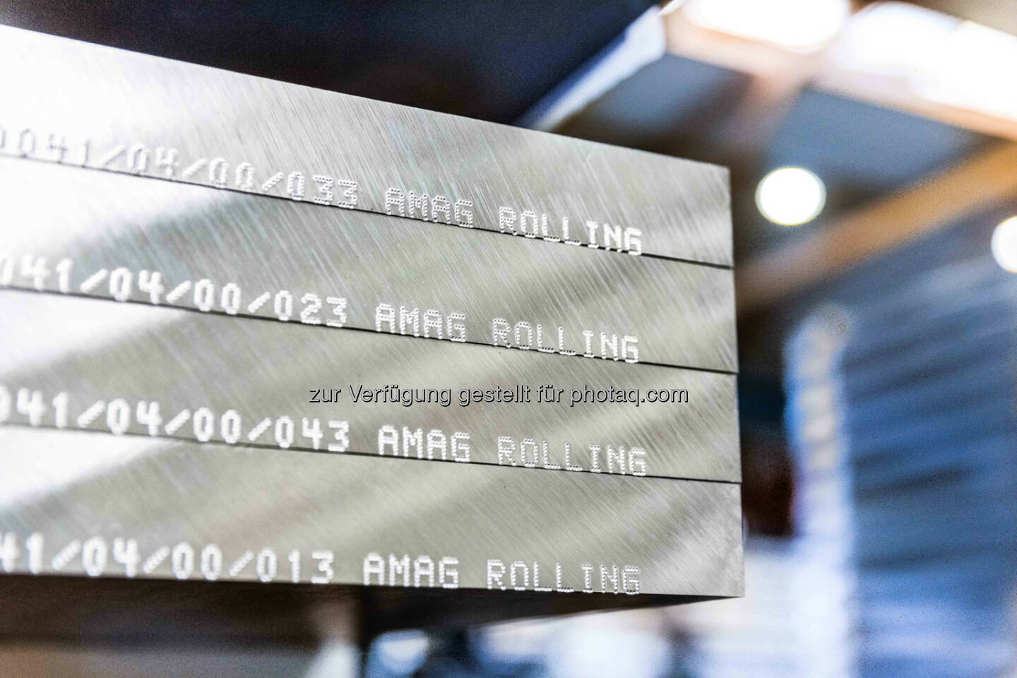 Amag gibt die Unterzeichnung eines mehrjährigen Großauftrags im dreistelligen US-Dollar-Millionenbereich über die Lieferung von Aluminiumplatten und -blechen mit Boeing Commercial Airplanes bekannt. Mit der Errichtung eines neuen Warmwalzwerkes, welches 2014 in Betrieb gehen wird, werden größere Plattendimensionen realisiert: Dicken bis 152,4 mm (6“) und Breiten bis zu 2.300 mm. Credit: Amag
 