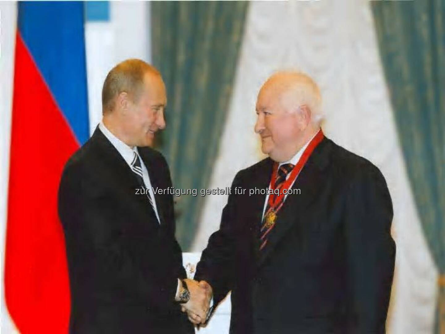 President Vladimir Putin of Russia awards V.I. Graifer (Lukoil) with an order for services to Russia (third grade), Moskau, Kremel, Oktober 2007 