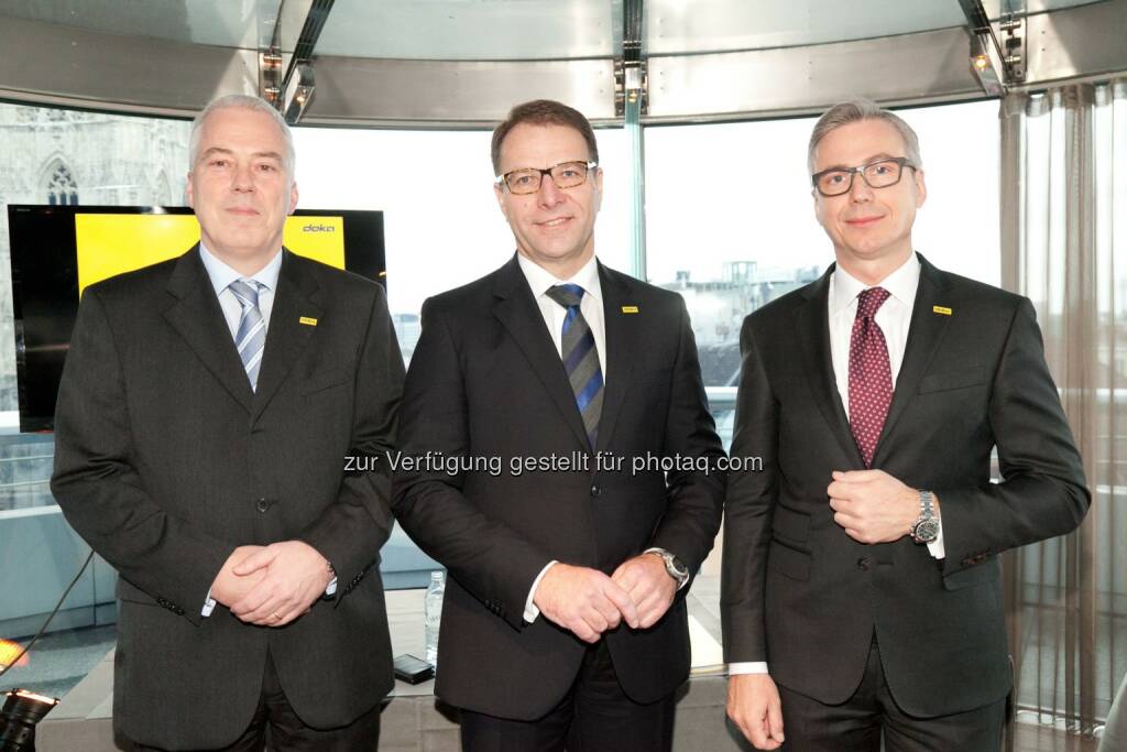 Doka erhält Schalungsauftrag für höchstes Gebäude der Welt: Bild: Rainer Spitzer (Geschäftsführer Doka Group Engineering & R&D), Josef Kurzmann (Vorsitzender der Geschäftsführung Doka Group), Johann Strunz  (Geschäftsführer Doka Group Overseas). Erstmals wird ein Bauwerk die Höhe von einem Kilometer übertreffen - der Kingdom Tower in Jeddah, Saudi-Arabien. Doka, einer der weltweit führenden Anbieter von Schalungslösungen für den Ortbetonbau, erhielt den Schalungsauftrag. Der Wolkenkratzer liegt in Kingdom City, einem Stadtentwicklungsprojekt im Norden Jeddahs. Er wird 167 Stockwerke sowie die höchste je gebaute Besucherplattform auf der Höhe von 630 Metern umfassen.  (C) Doka Group/APA-Fotoservice/Rastegar (22.01.2014) 