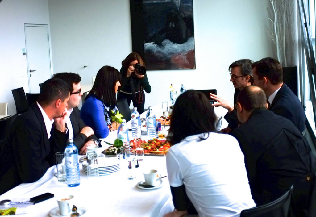 Vorstellung von http://www.boerse-social.com in der voestalpine Stahlwelt, Martina Draper fotografiert, Josef Chladek erklärt (25.01.2014)