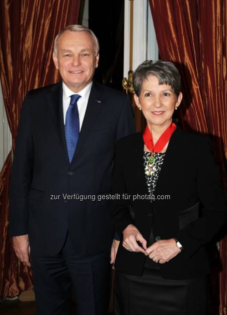 Der französische Premierminister Jean-Marc Ayrault und Nationalratspräsidentin Barbara Prammer.  Mit der Aufnahme in die Légion d'Honneur wurde Barbara Prammer nun eine der höchsten Auszeichnungen des französischen Staates zuteil. Premierminister Jean-Marc Ayrault überreichte der Nationalratspräsidentin Freitagabend in einer feierlichen Zeremonie in der französischen Botschaft die Insignien des Kommandeurs der Ehrenlegion und würdigte damit das Engagement Prammers für Chancengleichheit, die Rechte der Frauen und für die Durchsetzung demokratischer Werte. © Parlamentsdirektion / HBF / Franz Hartl (25.01.2014) 