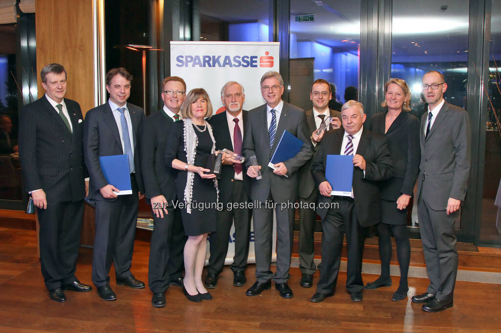 Sparkassenstiftungen mit Civitas-Award ausgezeichnet v.l.n.r. Wilhelm Kraetschmer, Stiftungsplattform im Sparkassenverband; Siegfried Huber, Vorstandsmitglied Privatstiftung Kärntner Sparkasse, Werner Kraus, Vorstandsmitglied der Sparkasse Poysdorf Privatstiftung; Gertrude Riegelhofer, Vorstandsvorsitzende der Sparkasse Poysdorf Privatstiftung; Dietrich Kropfberger, Privatstiftung Kärntner Sparkasse; Anton Klocker, Vorstandsvorsitzender der Privatstiftung Lienzer Sparkasse; Johannes Kielnhofer, Vorstandsmitglied der Privatstiftung Sparkasse Pöllau; Werner Bruchmann, Vorstandsvorsitzender Privatstiftung Sparkasse Pöllau; Doraja Eberle, Vorstandsvorsitzende der Erste Stiftung; Roman H. Mesicek, Juryvorsitzender
Foto: Norbert Novak, Abdruck honorarfrei (27.01.2014) 