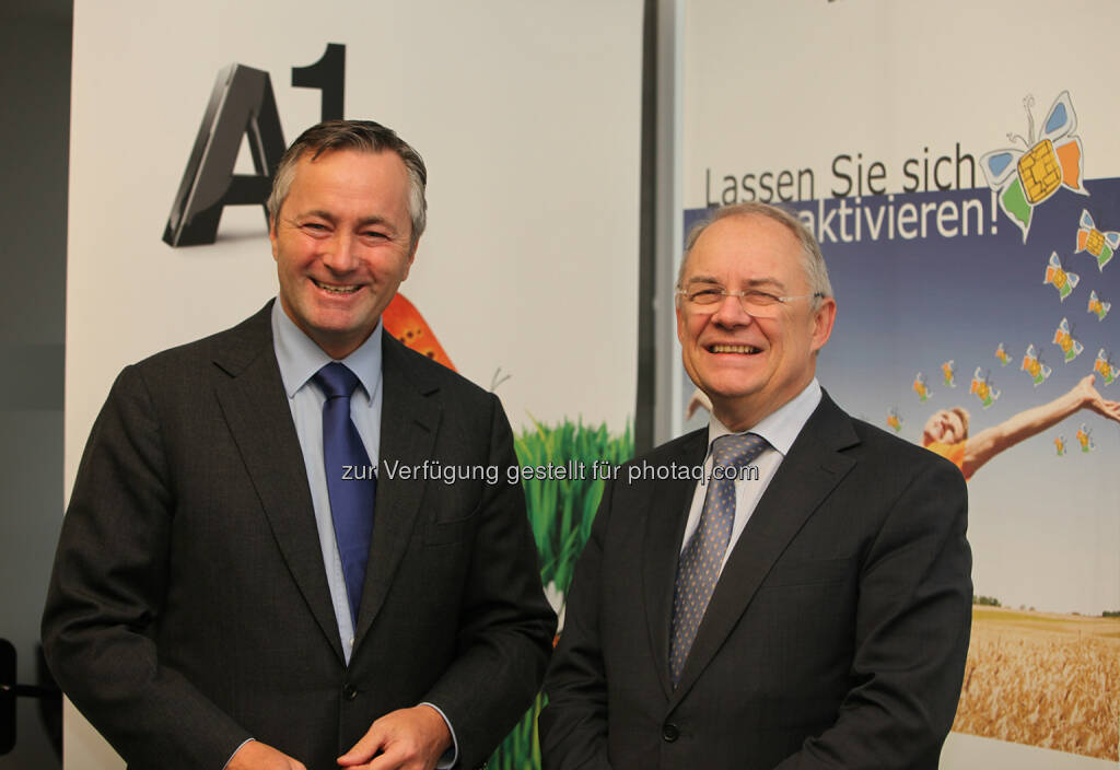 A1 unterstützt als erster Netzbetreiber die Handy-Signatur: Hannes Ametsreiter, Generaldirektor A1 und Telekom Austria Group, und Manfred Matzka, Leiter der Sektion I (Präsidialsektion) des Bundeskanzleramtes, Fotocredit: Andreas Katzenbeisser (27.01.2014) 