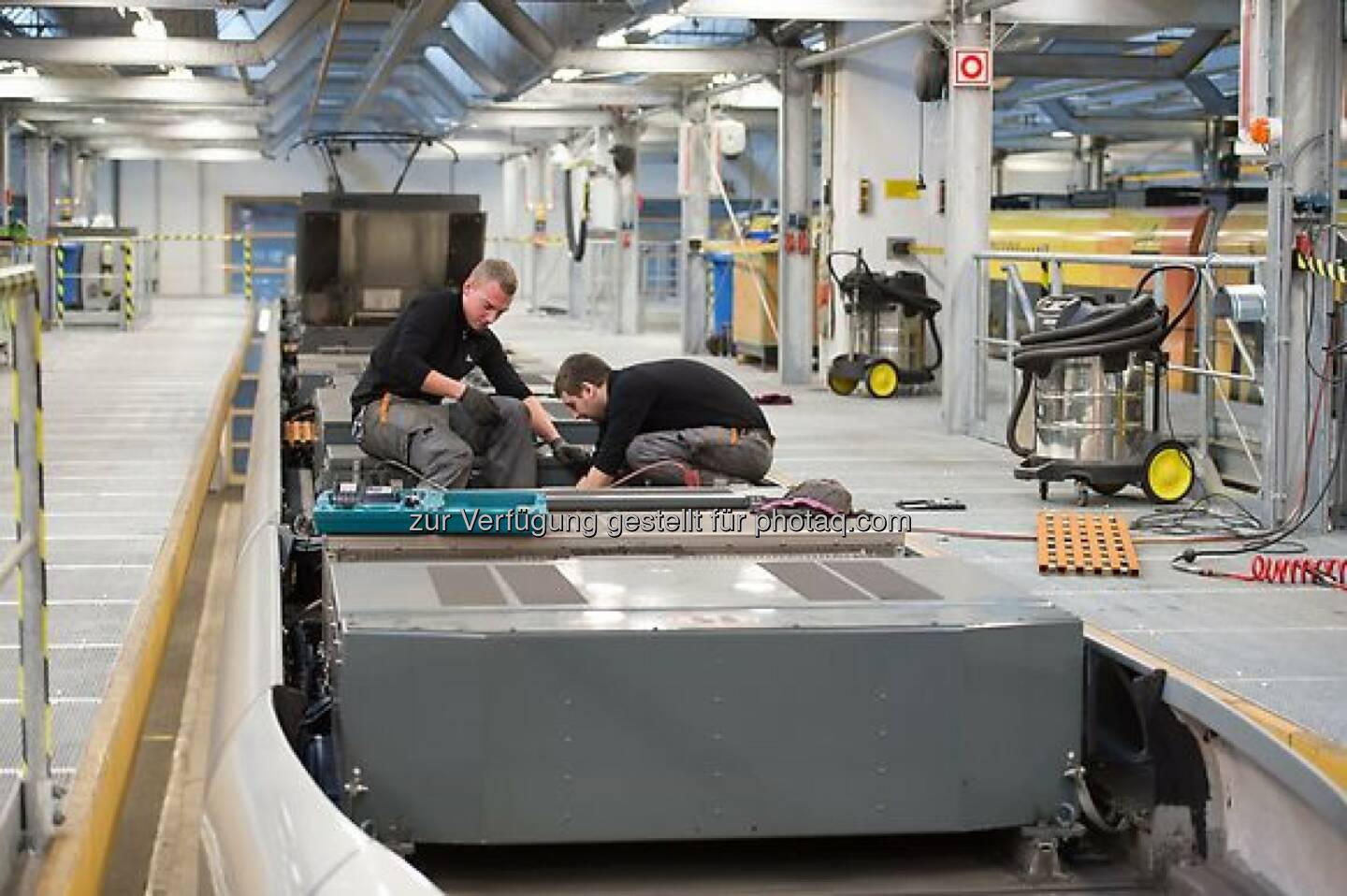 Einbau des M2M-Moduls am Dach der StraßŸenbahn in der Remise der Linz AG Linien
