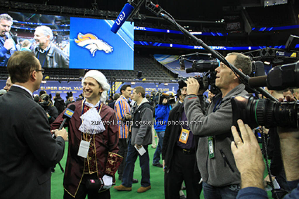 Puls 4 Reporter Phillip Hajszan vom Interviewer zum Interviewten beim Super Bowl Media Day, © Puls 4 (29.01.2014) 