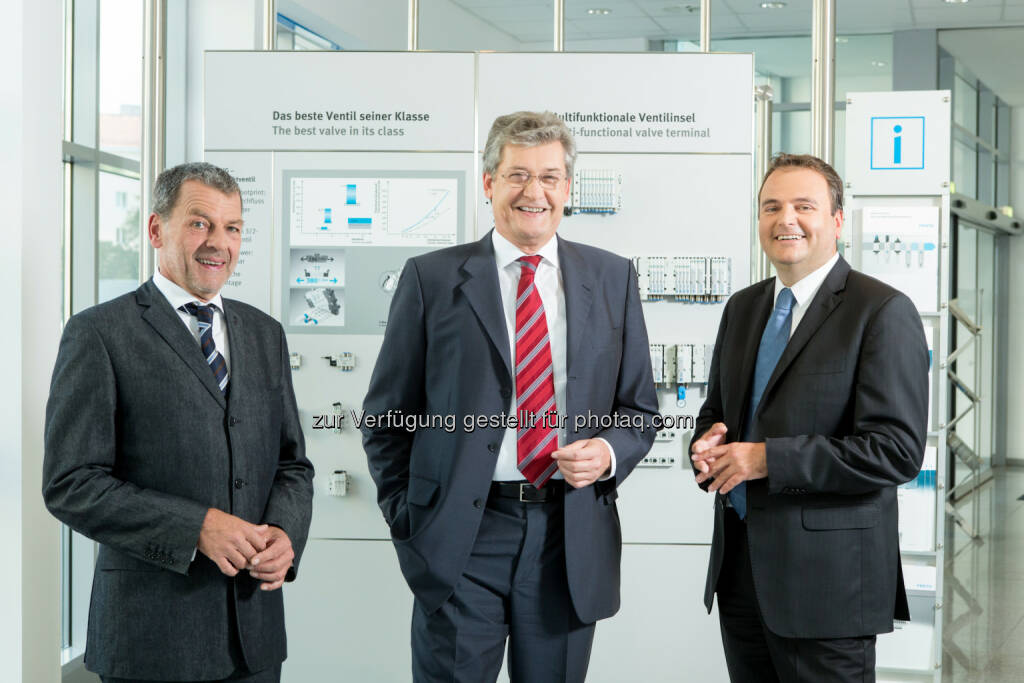 Festo Management - Wolfgang Keiner (Mitte) und das neue Geschäftsleitungsteam Herbert Pfeiffer (im Bild links) und Rainer Ostermann (im Bild rechts) übergeben. (Bild: Festo / Martina Draper) (29.01.2014) 