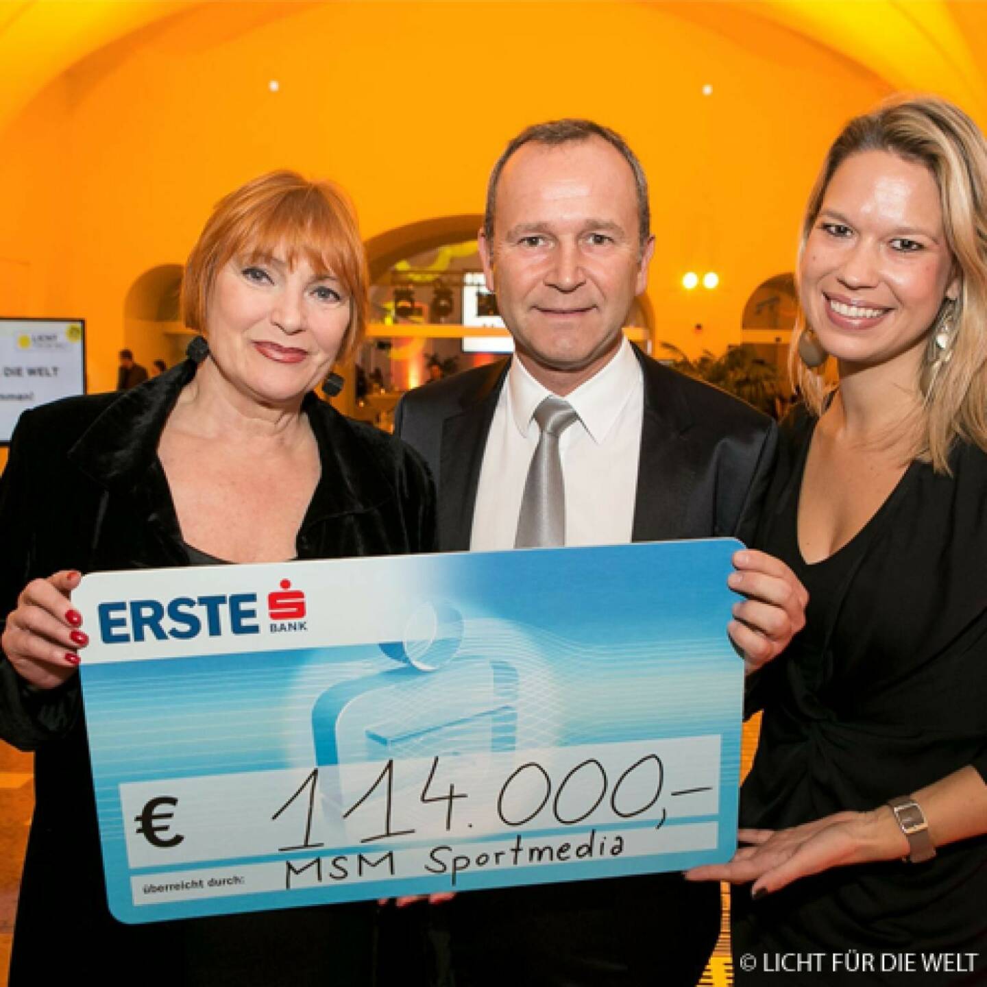 Erste Bank Vienna Night Run: Veranstalter Hannes Menitz übergab gemeinsam mit Erste Bank Oesterreich Sportsponsoring-Managerin Katharina Suppan die Spendensumme von 114.000 Euro an Licht für die Welt -Botschafterin Chris Lohner. Das Rekordergebnis finanziert 3800 Augenoperationen (c) Licht für die Welt