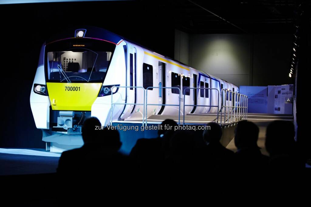Der Britische Verkehrsminister Stephen Hammond enthüllte gestern das 1:1-Modell der neuen Desiro-City-Züge für die Thameslink-Strecke in London. (Bild: Siemens) (30.01.2014) 
