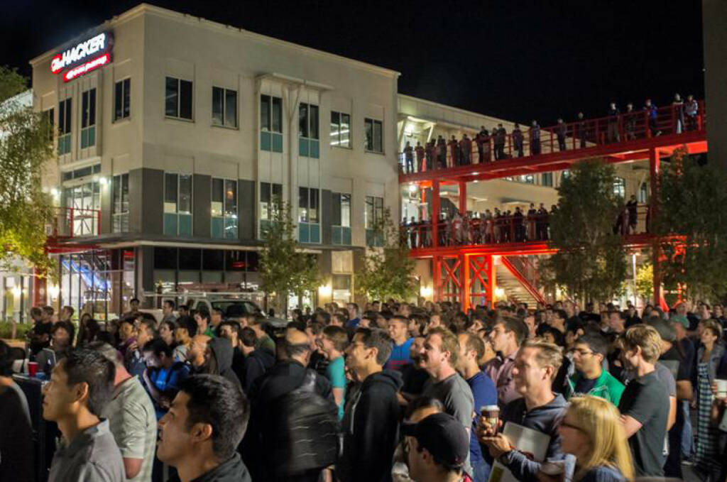 Employees gathering in Hacker Square, facebook, © facebook (homepage) (31.01.2014) 