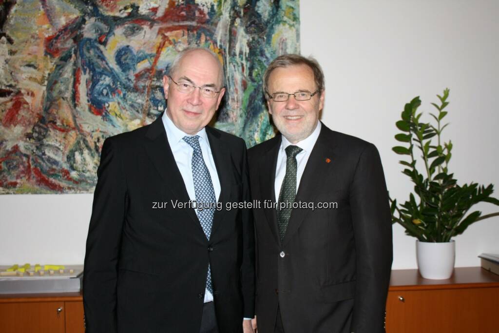 Michael H. Foerster, Rektor Richard Hagelauer (JKU). Die Johannes Kepler Universität (JKU) Linz gewinnt einen international anerkannten Mediziner, um die Errichtung der Medizinischen Fakultät zu unterstützen. Michael H. Foerster begleitet als wissenschaftlicher Berater die Aufbauarbeiten und strategischen Festlegungen der vierten JKU-Fakultät.  (31.01.2014) 