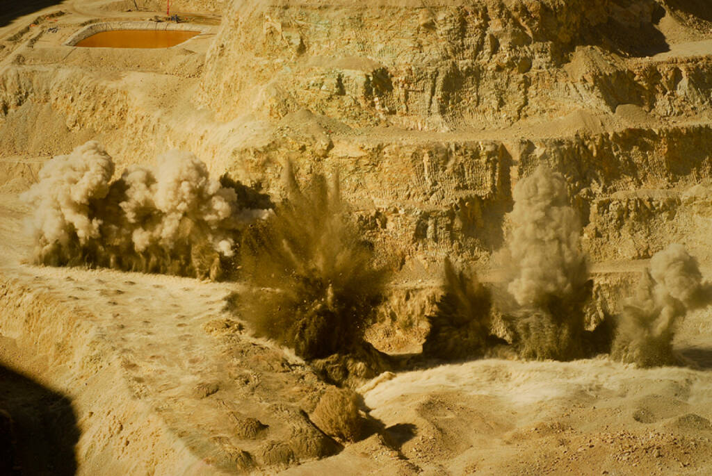 Bergsprengung, Kupferabbau in Chile (C) Alvaro de la Fuente, © Barrick Gold Corporation (homepage) (03.02.2014) 