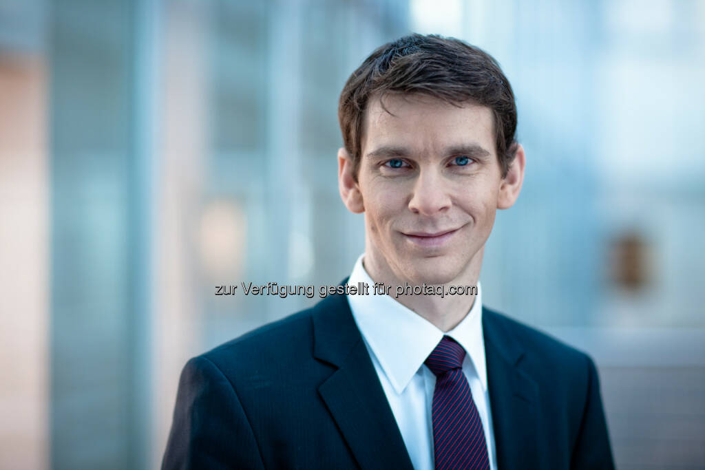 Torsten Harig, Investment Specialist bei Deutsche Asset & Wealth Management: Seit China im Jahr 2010 sein Internationalisierungsprogramm für den Renminbi (RMB) einleitete, hat dieser international an Bedeutung gewonnen und gegenüber anderen wichtigen Währungen aufgewertet. Zugleich wurden mehr Renminbi-Fixed-Income-Strategien aufgelegt, die ebenfalls gut abschnitten. In den vergangenen Jahren war – insbesondere im Herbst 2011 und im Mai 2013 – eine bemerkenswerte Volatilität bei Schwellenländeranleihen und Schwellenländerwährungen zu verzeichnen. Anleger in Renminbi-Anleihen waren von diesen Instabilitäten kaum betroffen. Im Jahr 2014 (und danach) könnten China und chinesische Unternehmensanleihen bei der Anlageallokation eine wichtige Rolle spielen und sich möglicherweise zu einem gesonderten Bestandteil im Schwellenländerportfolio der Anleger entwickeln. Da es sich bei der derzeitigen Krise in den Schwellenländern eher um eine Währungskrise als um eine Kredit(-risiko-)krise zu handeln scheint, könnte die Stärke des Renminbi ein entscheidender Faktor sein. Der RMB-Wechselkurs wird durch Chinas Devisenreserven in Höhe von über 3,5 Bill. USD merklich gestützt; China hält somit über ein Drittel der gesamten Devisenreserven weltweit. Außerdem profitiert die Währung von Chinas Globalisierungskurs für den RMB. Eine beträchtliche Abwertung würde diesem Internationalisierungsprozess unseres Erachtens sehr viel mehr schaden als sie den chinesischen Exporten nutzen würde. Von diesem , © Aussendung (03.02.2014) 