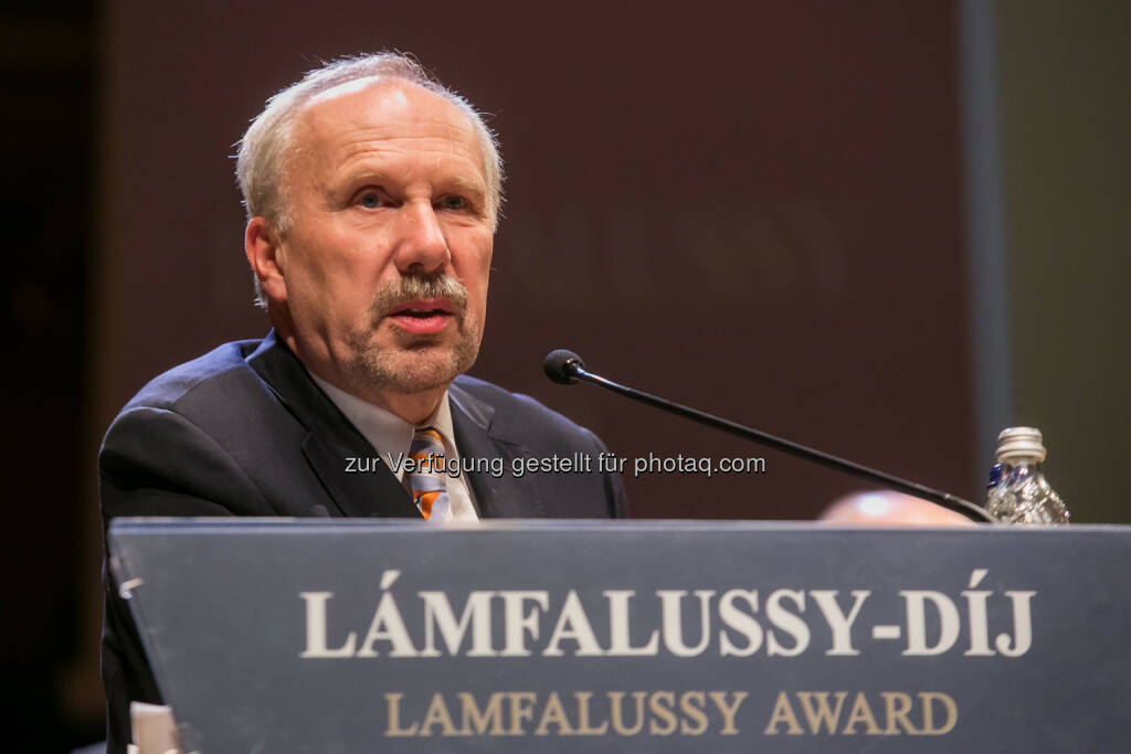 Ewald Nowotny (OeNB-Gouverneur) erhält den Lamfalussy-Preis der ungarischen Notenbank (Bild: Magyar Nemzeti Bank MNB) (03.02.2014) 