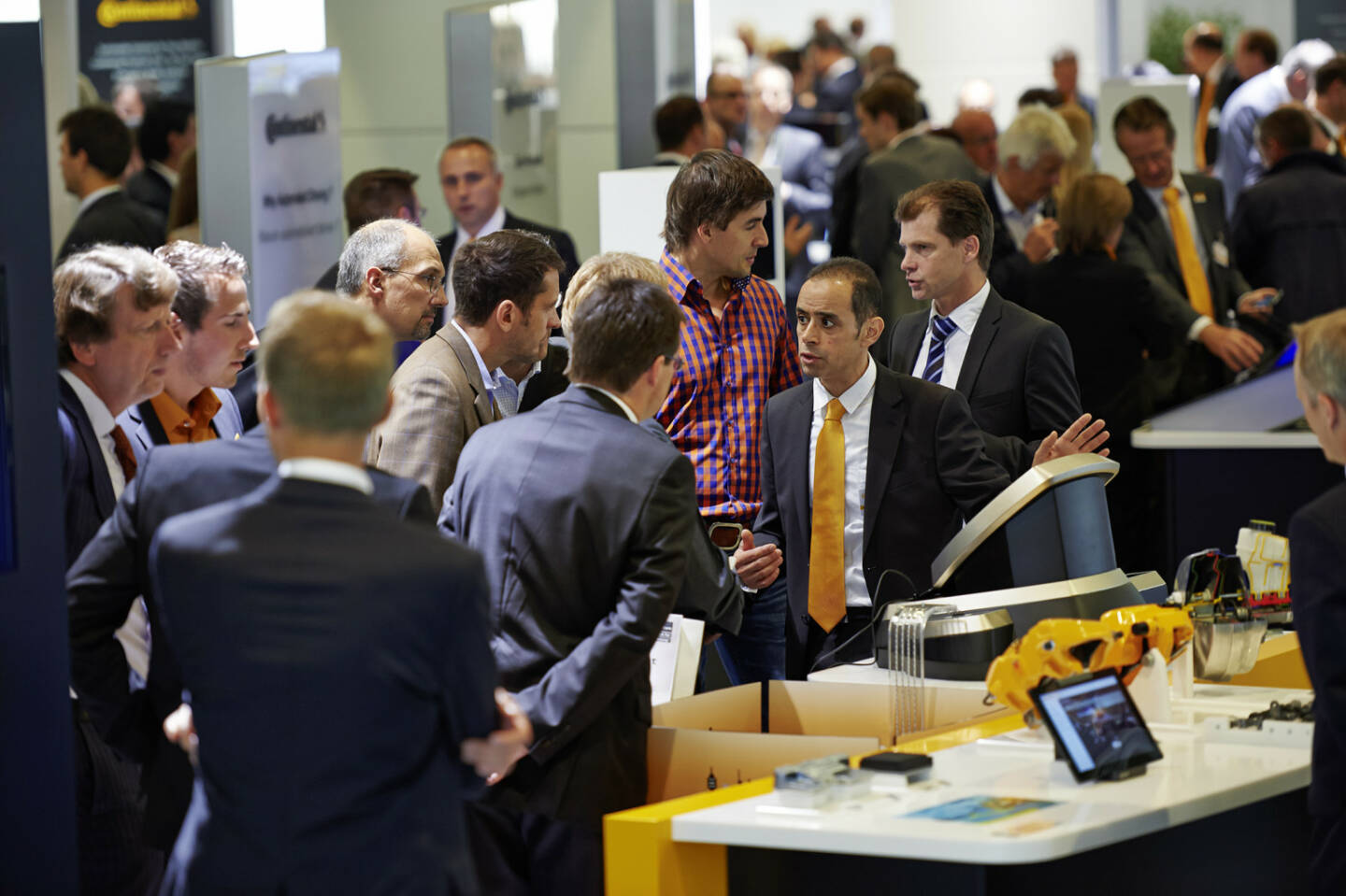 Bank-Analysten besuchen mit Continental-Finanzvorstand Wolfgang Schaefer (ganz links) den Continental-Stand auf der IAA 2013. 