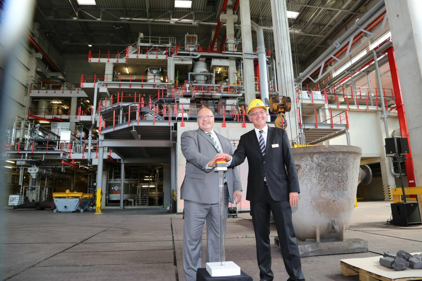 Einweihung Anodenschlammanlage: Knopfdruck durch Peter Altmaier und Peter Willbrandt am 16.08.2013, (C) Fotostudio-Hagedorn.com