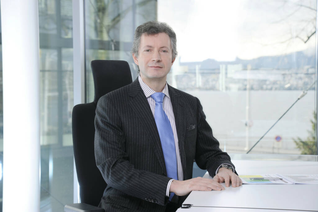 Beat Thoma, CIO von Fisch Asset Management in Zürich: Nach zwei hervorragenden Aktienjahren, die sich enorm positiv für Wandelanleiheninvestoren auswirkten, ist nun die vielerorts erwartete Nervosität in die Aktienmärkte eingekehrt. Der Januar ist ein Beleg dafür, dass mit erhöhter Volatilität und markanten Rückschlägen gerechnet werden sollte. Neben dem Argument der Partizipation an steigenden Aktienkursen rückt nun wieder der Schutzfaktor der Wandelanleihe in den Blickpunkt. Gerade für Anleger, die generell ein Aktienengagement eingehen, aber nicht das volle Aktienrisiko tragen möchten aufgrund der aktuellen Situation im Schatten des großen Themas Tapering, sind Wandelanleihen eine sinnvolle Lösung. Besonders hybride Wandelanleihen spielen in diesem Marktumfeld ihre volle Stärke aus., © Aussendung (10.02.2014) 