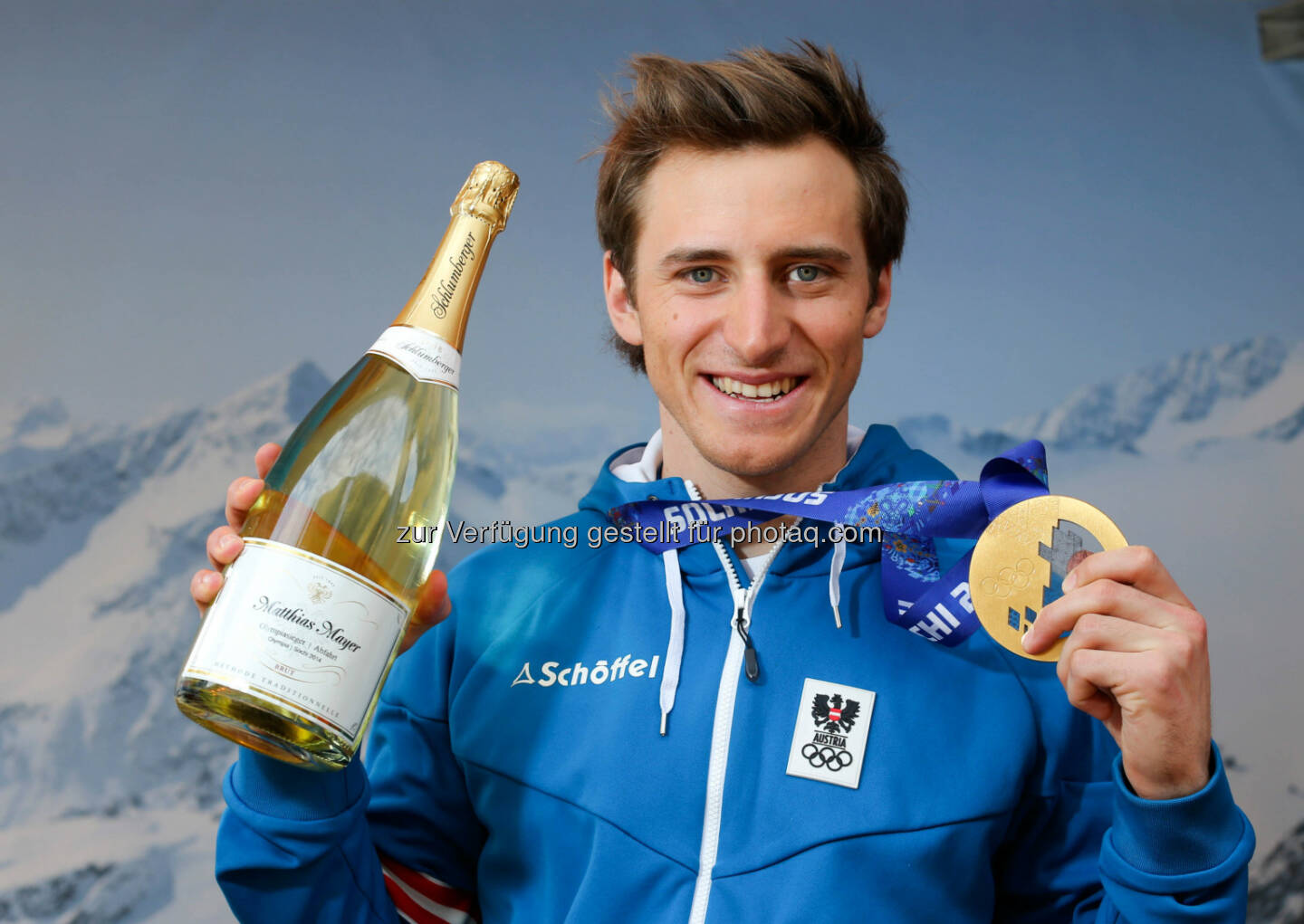 Olympiasieger Matthias Mayer mit seiner personalisierten Schlumberger Flasche im Austria Tirol House in Sochi. Fotocredit: ÖOC/Kernmayer