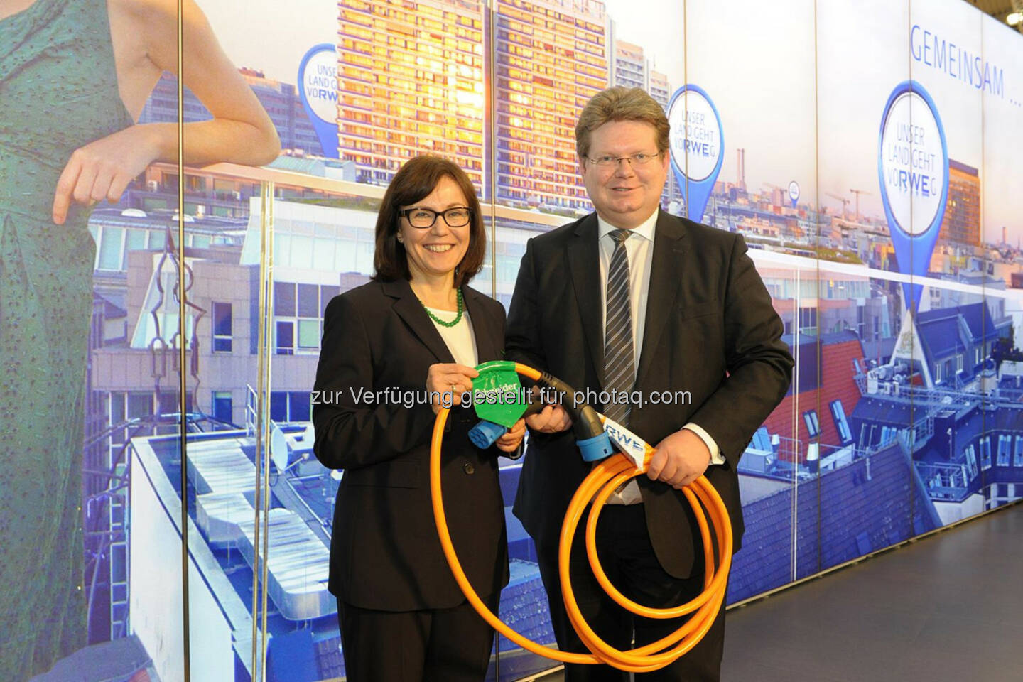 Rada Rodriguez, Vorsitzende der Geschäftsführung der Schneider Electric GmbH, und Arndt Neuhaus, Vorstandsvorsitzender der RWE Deutschland AG geben auf der Enegiefachmesse E-world die E-Mobility-Kooperation der beiden Häuser bekannt.