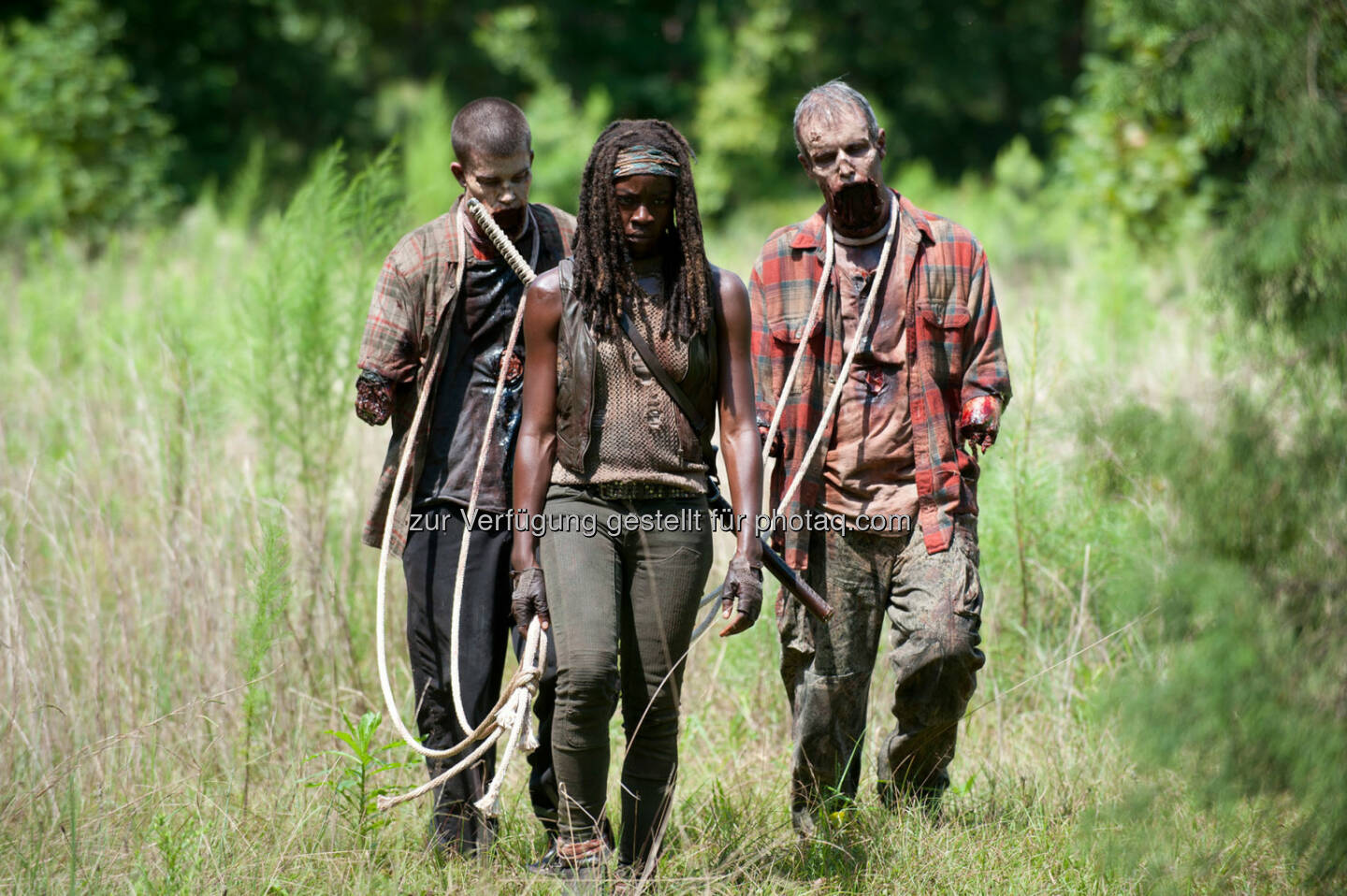 Walker und Michonne (Danai Gurira) in The Walking Dead, 4. Staffel, Episode 9. The Walking Dead auf Fox fährt Rekordquote ein: Erfolgreichste deutsche TV-Premiere einer Serie im Pay-TV.