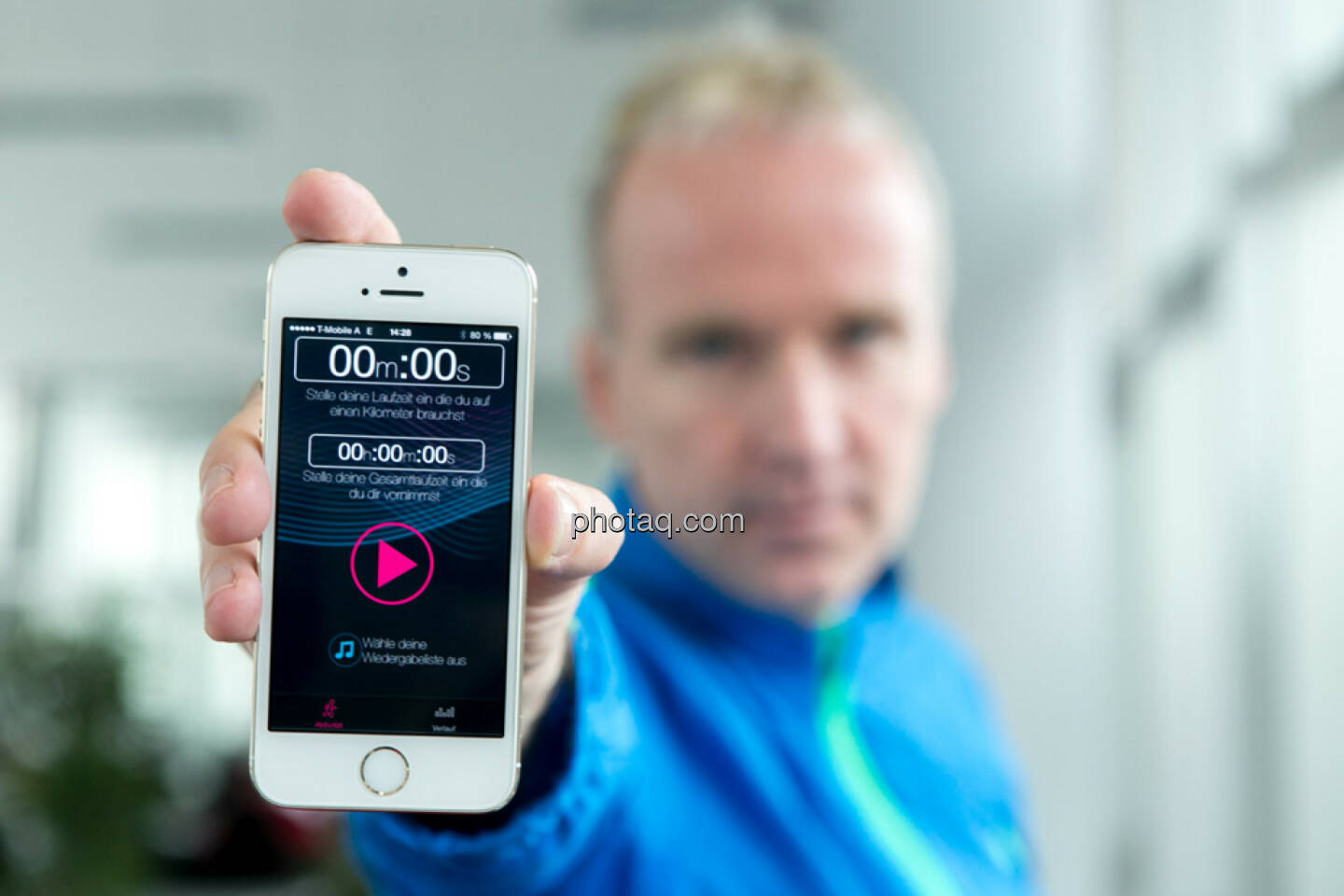 Christian Drastil mit dem Startscreen der runplugged Lauf-app.