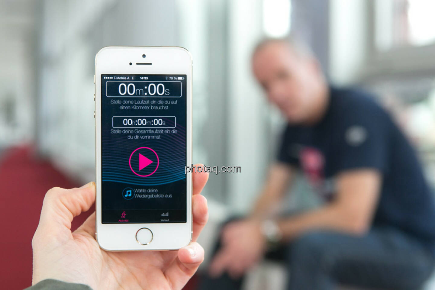 Startscreen der runplugged Lauf-app mit Laufschuhen