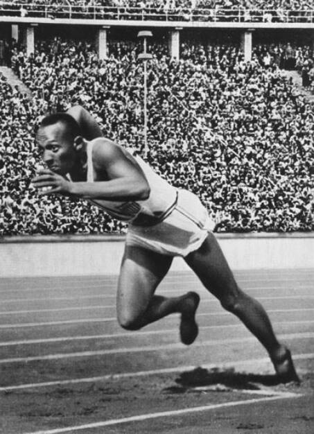Jesse Owens - ein weiterer Athlet, der in Schuhen von Adi Dassler Gold holte. Hier beim Start der 200m bei den Olympischen Spielen in Berlin 1936  (Photo by Hulton Archive/Getty Images), © adidas group (Homepage) (12.02.2014) 