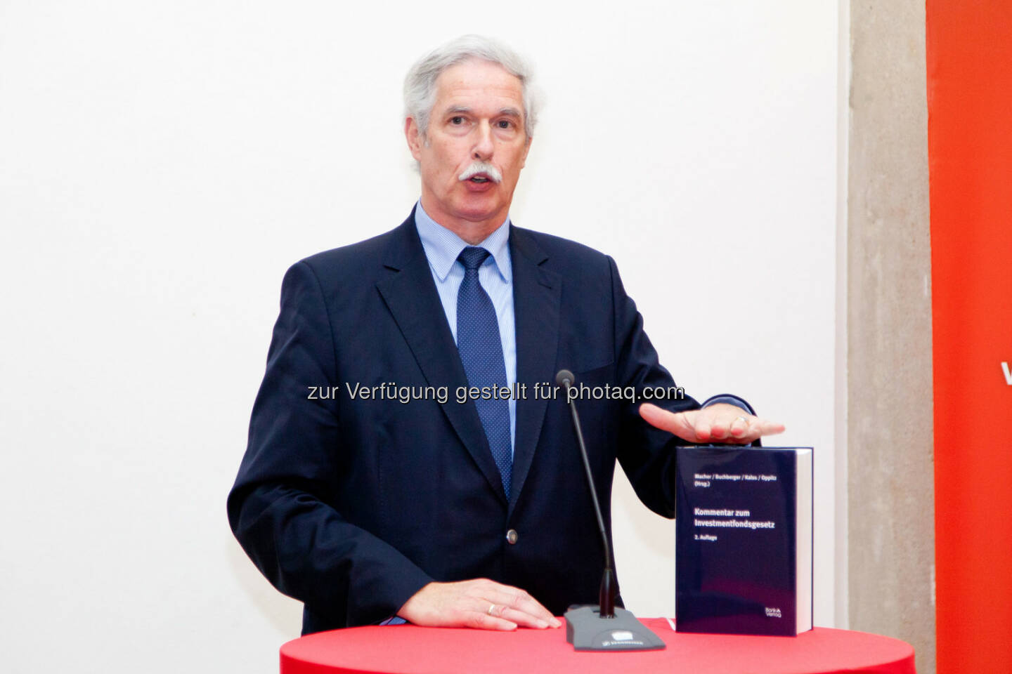 Otto Lucius (Geschäftsführer Bank Verlag) bei der Präsentation des Kommentars zum Investmentfondsgesetz in der Wiener Börse (Bild: Foto Weinwurm)