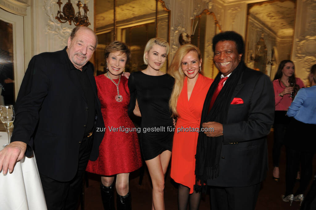 Ralph Siegel, Antje Katrin Kühnemann, Kriemhild Siegel, Luzandra Strassburg und  Mann Roberto Blanco bei der Fox Deutschland-Premiere der US-Serie Ray Donovan in der Cinema Lounge im Hotel Bayerischer Hof in München., © Fotocredit: obs/Fox International Channels/API/Michael Tinnefeld (12.02.2014) 