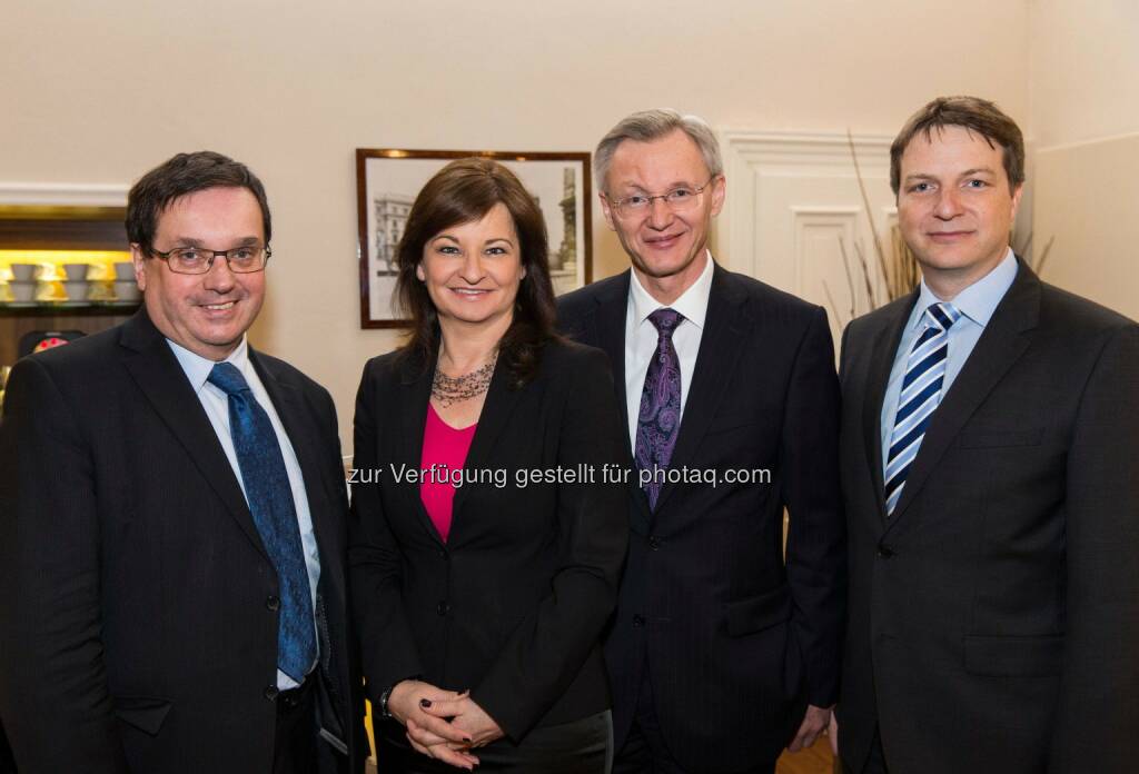 Jahrespressekonferenz der AÖB im  Themenraum in Wien. Josef Schmidinger (Generaldirektor sBausparkasse), Susanne Riess (Generaldirektorin Bausparkasse Wüstenrot), Manfred Url (Generaldirektor Raiffeisen Bausparkasse),  Thomas Köck (Generaldirektor ABV Bausparkasse). Die Bauspareinlagen haben erstmals die historische20-Milliarden-Euro-Grenze überschritten, sagte WüstenrotGeneraldirektorin Susanne Riess, derzeit Vorsitzende desArbeitsforums der österreichischen Bausparkassen. , © Aussendung (14.02.2014) 