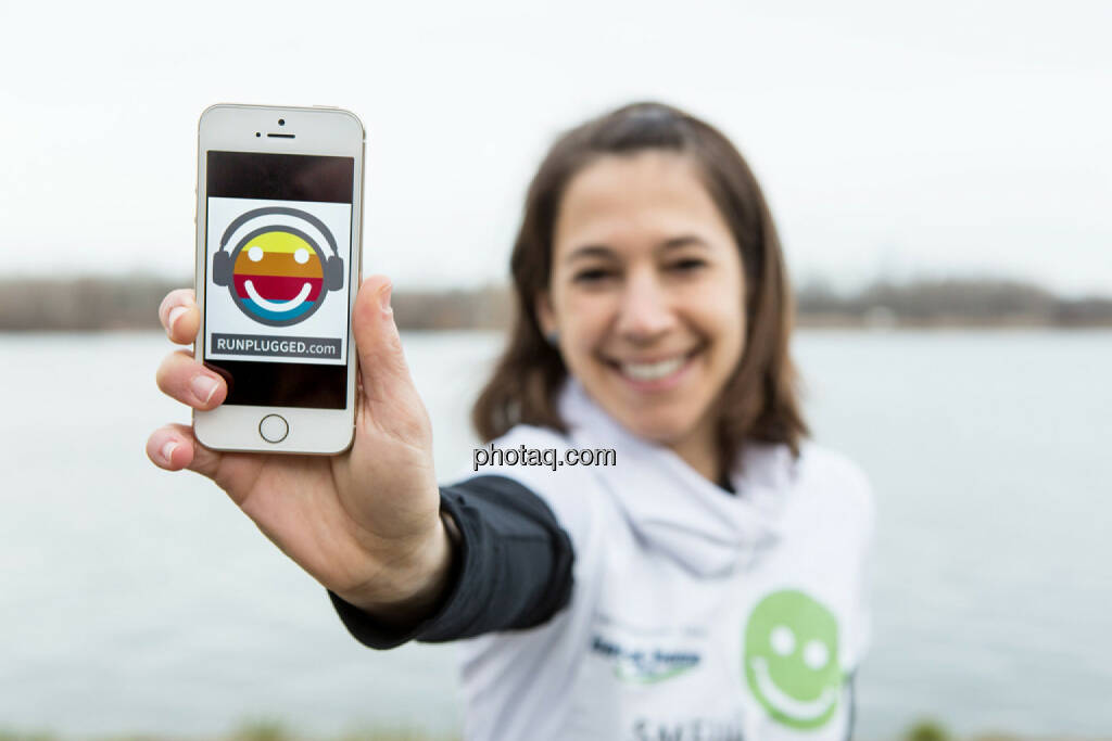 Anita Auttrit, runplugged-Logo, Smeil-Shirt in der bet-at-home edition, © finanzmarktfoto.at/Martina Draper (15.02.2014)