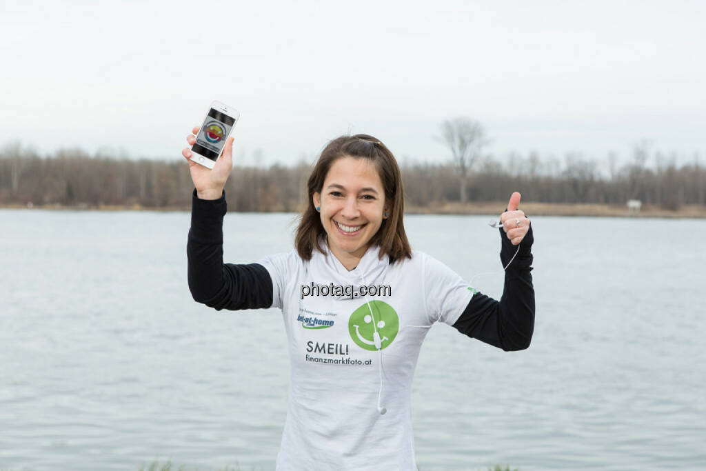 Anita Auttrit, runplugged-Logo, Smeil-Shirt in der bet-at-home edition, © finanzmarktfoto.at/Martina Draper (15.02.2014) 