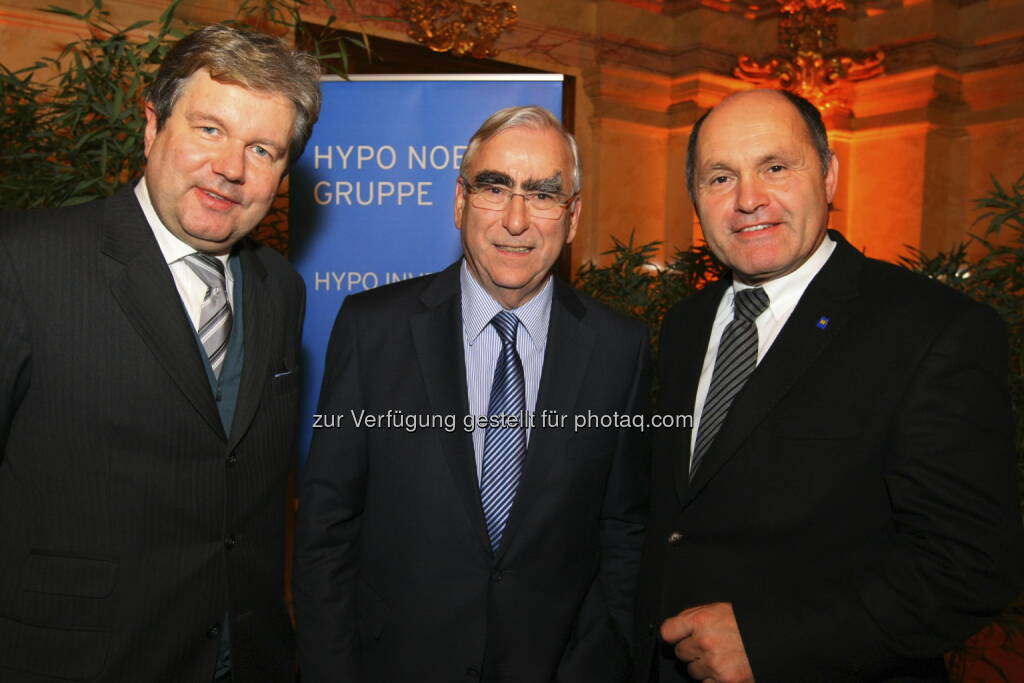 Hypo NÖ-Generaldirektor Peter Harold mit dem deutschen Finanzminister a.D. Theo Waigel und NÖ LH.Stv. Wolfgang
Sobotka beim HYPO Invest Club im Palais Niederösterreich (c) Hypo NÖ (15.12.2012) 