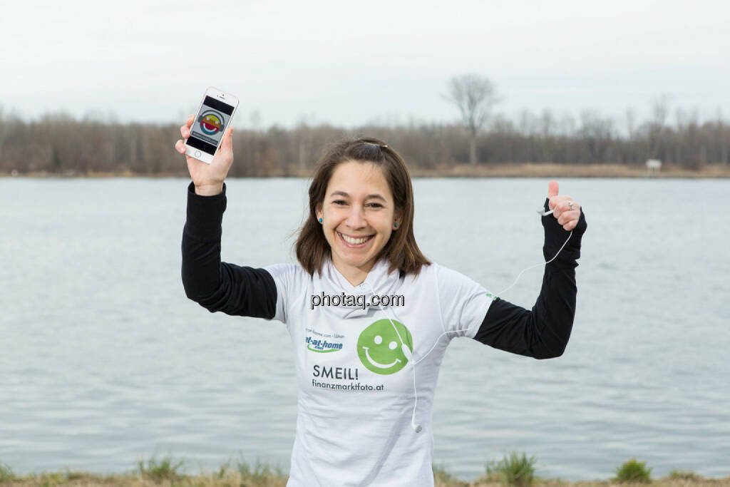 Anita Auttrit, runplugged-Logo, Smeil-Shirt in der bet-at-home edition, © finanzmarktfoto.at/Martina Draper (15.02.2014)