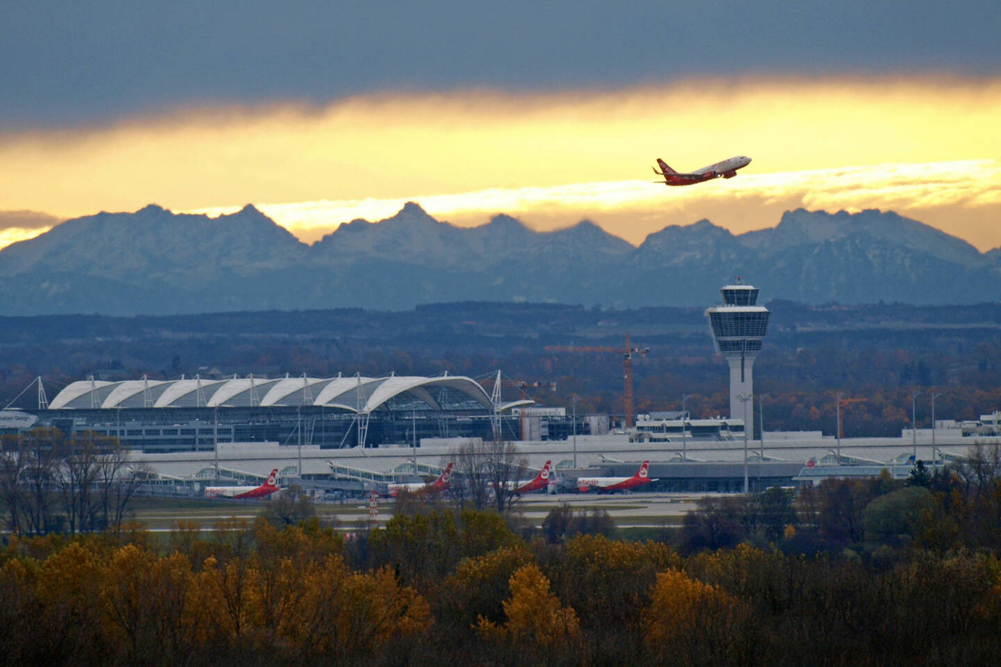 Flughafen Muenchen, Air Berlin beim Start, Sonnenaufgang, Lufthansa AG, (C) Kerstin Roßkopp