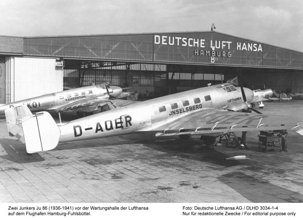 Zwei Junkers Ju 86 (1936-1941) vor der Wartungshalle der Lufthansa auf dem Flughafen Hamburg-Fuhlsbuettel.Foto: Deutsche Lufthansa AG / 1936DLHD3034-1-4, © Lufthansa AG (Homepage) (17.02.2014) 