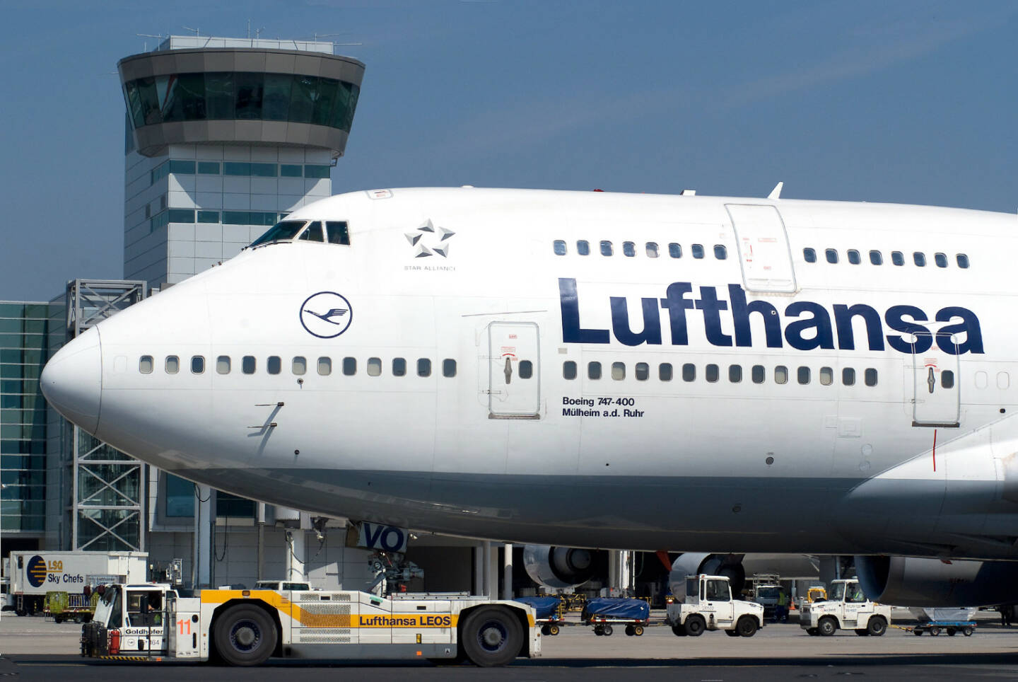 Lufthansa Boeing B747-400 auf dem Rollweg vor dem C/D Riegel auf dem Flughafen Frankfurt,  Foto: Ingrid Friedl                 