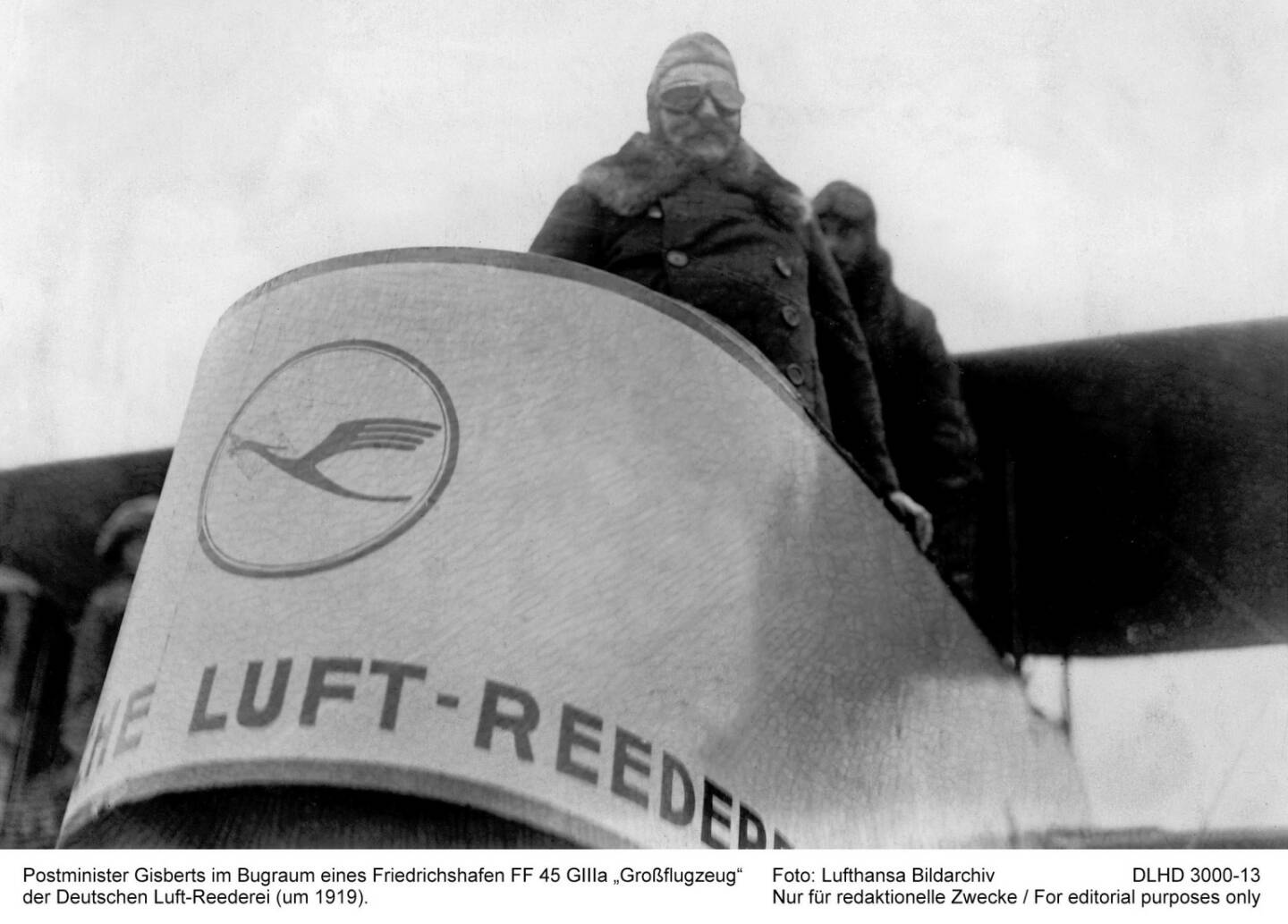 Postminister Gisberts im Bugraum eines Friedrichshafen FF 45 GIIIa Grossflugzeug der deutschen Luft-Reederei (um 1919). Foto: LH-Bildarchiv   