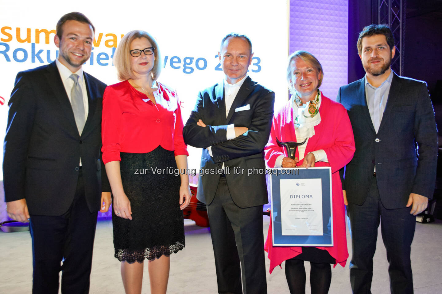 Marcin Maj (Sales RCB), Agata Gawin (Vice Director R-Brokers), Adam Maciejewski (CEO Warsaw Stock Exchange), Heike Arbter (Managing Director RCB), Jacek Wiśniewski (Director R-Brokers) - Die Raiffeisen Centrobank AG (RCB) wurde anlässlich der Warschauer Börse Gala vergangene Woche für das am besten diversifizierte Angebot an Zertifikaten im Jahr 2013 ausgezeichnet (Bild: Warsaw Stock Exchange/RCB)