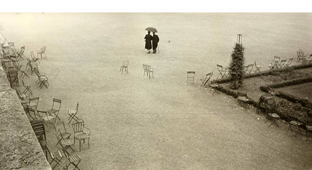 Robert Frank (* 1924) ‘Paris and the chairs, etc.’, 1949 - Silbergelatine-Abzug, Vintage, 13 x 25,2 cm, Vom Fotografen auf der Rückseite signiert, betitelt und datiert (Print-Datum “1951”), Schätzpreis: 30.000 - 35.000 EUR, © Westlicht/Fotografen (17.02.2014) 