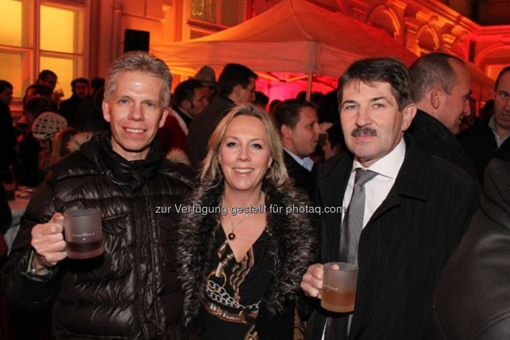 Martin Hinteregger (Erste Group Bank), Ulrike Mülleder (Wiener Börse), Ernst Vejdovszky (Vorstand der 
S-Immo), © Wiener Börse AG (15.12.2012) 