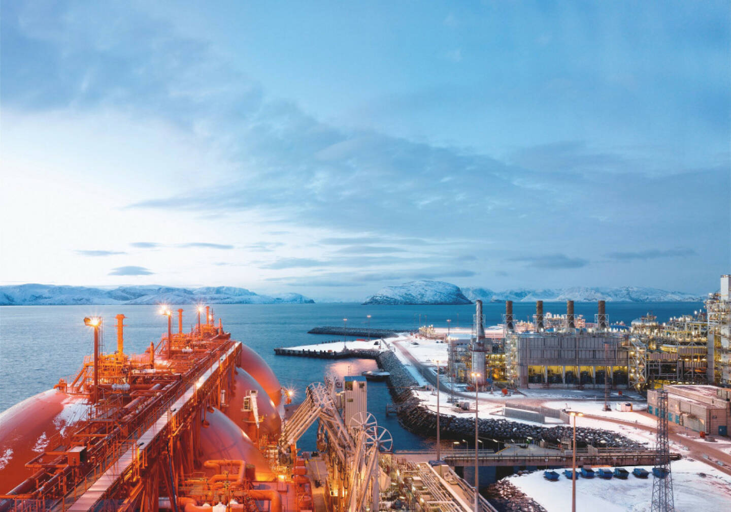 LNG-Tanker Arctic Princess übernimmt Ladung von der Erdgasverflüssigungsanlage auf der Insel Melkoya bei Hammerfest, Norwegen, Linde AG