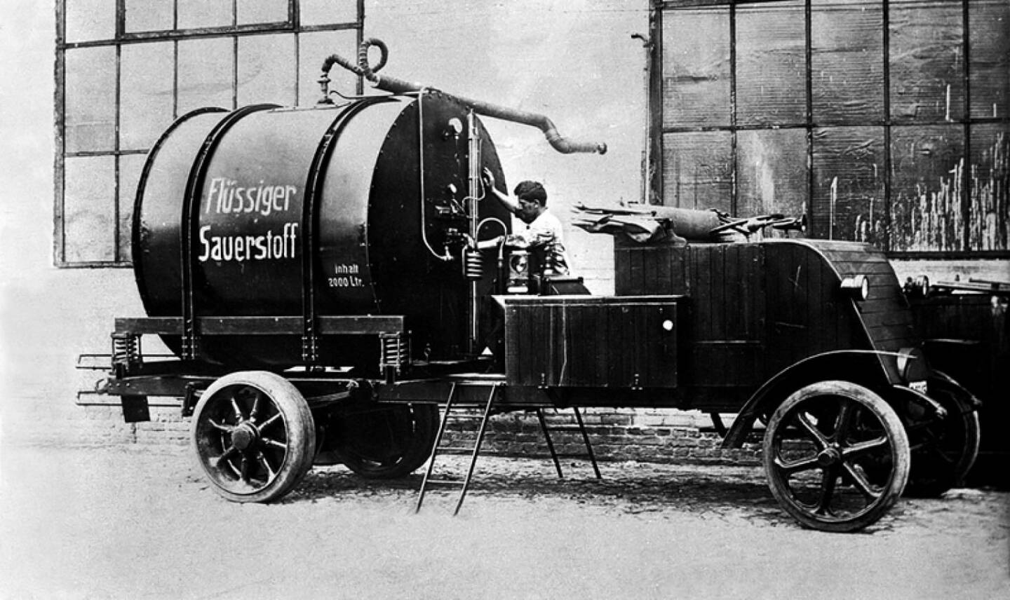 Im Jahr 1900 baute der Erfinder Paulus Heylandt den ersten Kesselwagen für Flüssigsauerstoff, genannt Laubfrosch. Linde AG