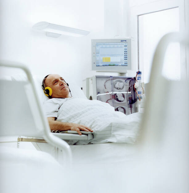 Dialysebehandlung mit einem Dialysegerät der Serie 5008 von Fresenius Medical Care, © Fresenius AG (Homepage) (21.02.2014) 