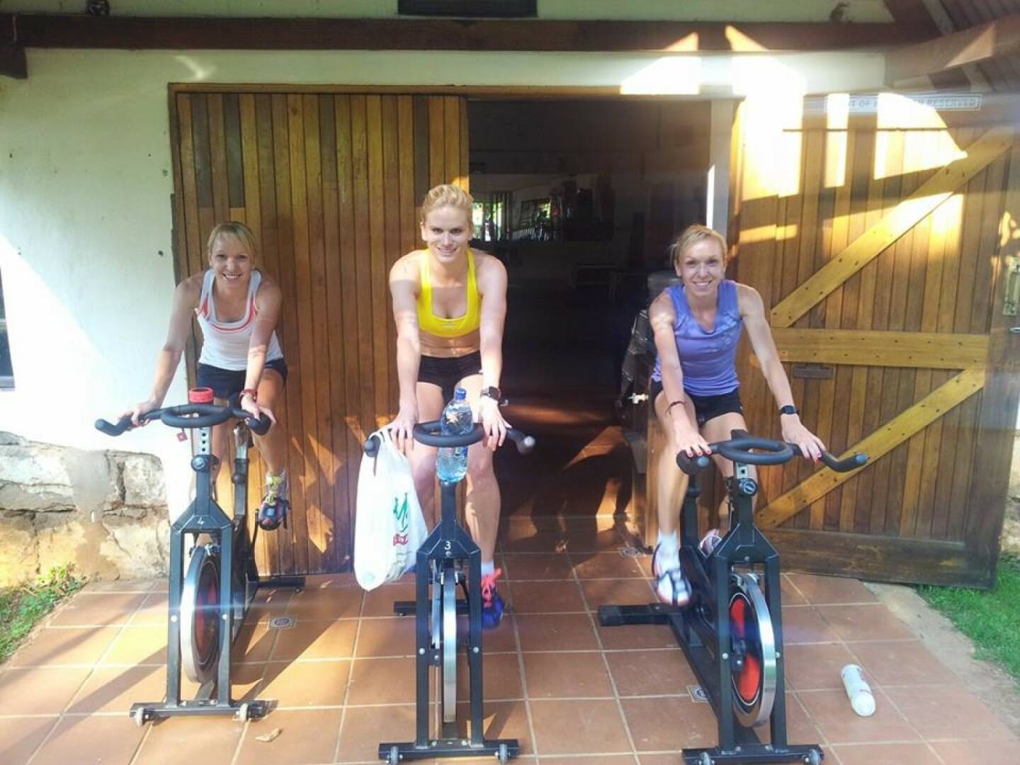 Diana Sujew, Elisabeth Niedereder, Elina Sujew : Alternativtraining am Spinningbike, Radfahren , Niedereder ist 25-fache österreichische Staatsmeisterin im Laufsport und Runplugged-Betatesterin 