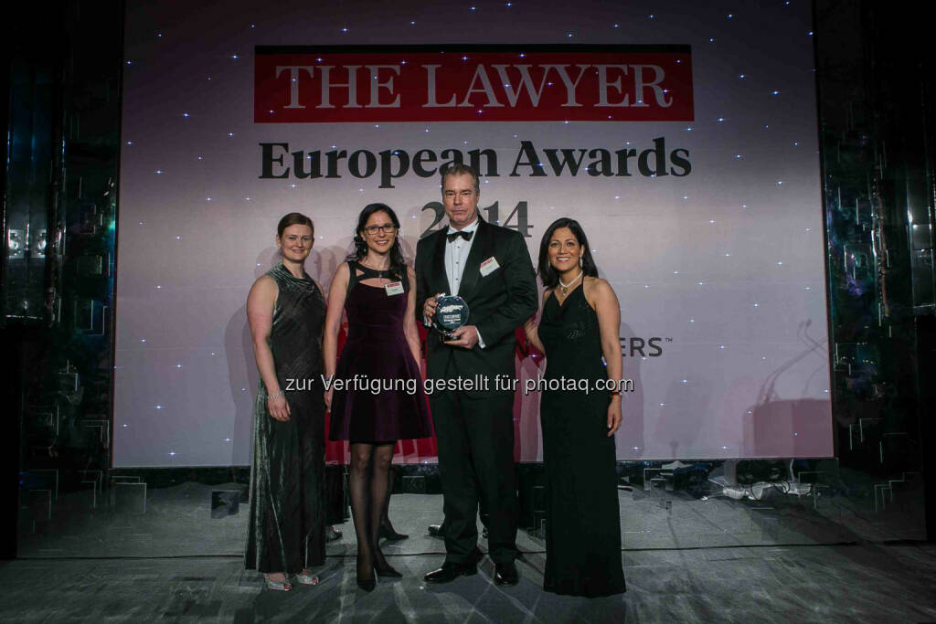 Wolf Theiss freut sich, die Auszeichnung als Law Firm of the Year: Central Europe und als Law Firm of the Year: Austria, bekannt zu geben. Ileana Glodeanu und Bryan Jardine bei der Award-Überreichung, © Aussendung (24.02.2014) 
