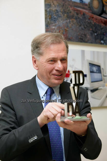 Wilhelm Rasinger mit dem IVA-David 2013, © IVA (24.02.2014) 