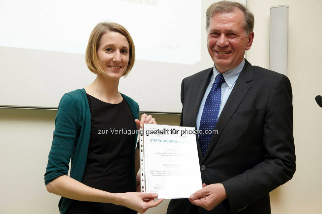 Andrea Wiesinger erhielt einen Anerkennungspreis für die Diplomarbeit „ Auswirkungen der IFRS - Umstellung auf Kennzahlen österreichischer kapitalmarktorientierter und nicht kapitalmarktorientierter Konzern-unternehmen“ im Wert von 1.000 Euro , © IVA (24.02.2014) 