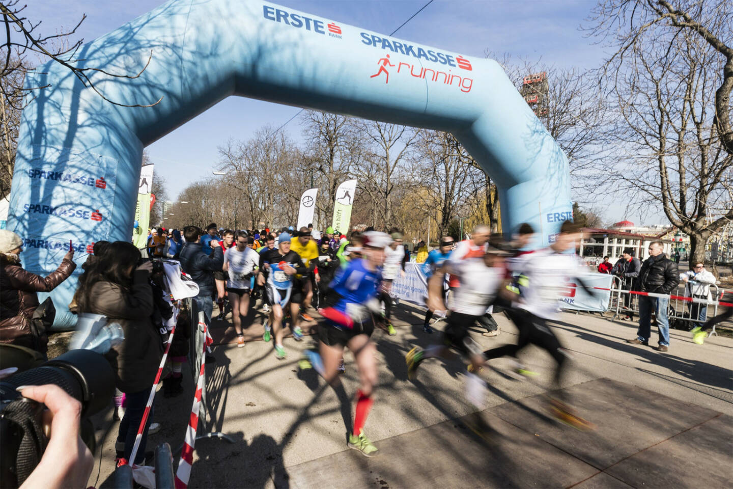 Mit dem Laufen hilft Laufopening am 2. März 2014 startet Österreich wieder mit Vollgas in die neue Laufsaison. 2014 gibt es eine Menge an Neuerungen wie zum Beispiel den 1. Laufen hilft Kids Run. Im Start/Zielbereich am Stadionbadparkplatz und entlang der Strecke durch den Wiener Wurstelprater und die PraterHauptallee sorgen Livebands, DJ's und Cheerleader für Stimmung.
Der Reinerlös kommt 2014 dem Projekt Erst Wohnen vom neunerhaus
und der St. Anna Kinderkrebsforschung zu Gute. 