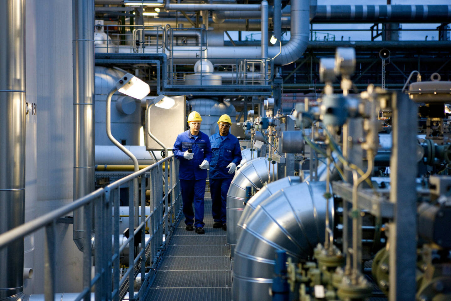 Sven Heinrich und Jules Tchana, beide Chemikanten (BASF), bei einem Kontrollgang in der Wasserstoffanlage. Diese Anlage produziert nicht nur Wasserstoff, sondern speist auch Dampf in das 40 bar Netz des BASF Verbundstandorts Ludwigshafen ein. 

