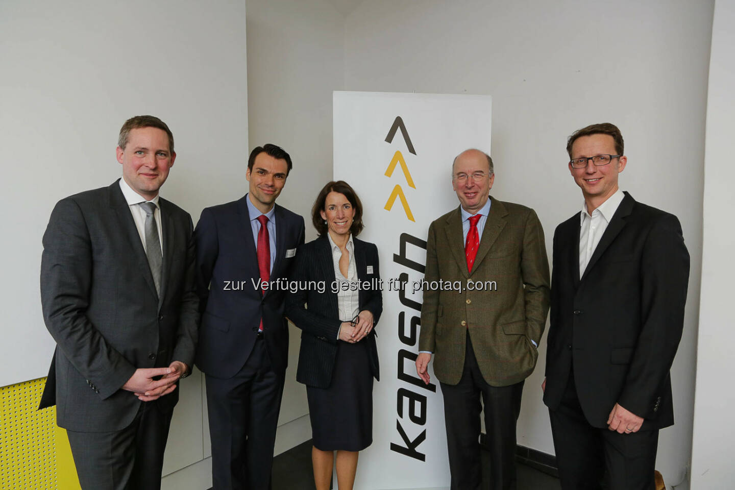 Florian Rotberg (Geschäftsführer invidis Consulting), Jochen Borenich (Mitglied des Vorstands Kapsch BusinessCom), Jutta Hanle (Vice Head of Marketing & Communications Kapsch BusinessCom AG), Stephan Mayer-Heinisch (Präsident des Österreichischen Handelsverbandes), Hannes Lindner (geschäftsführender Gesellschafter von Standort+Markt) - anlässlich der Expertendiskussion „Smart Shopping – Einblicke in das Einkaufserlebnis von morgen“ (Bild: Kapsch AG/APA-Fotoservice/Tanzer)